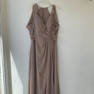 Chic Sleeveless Maxi Dress in Taupe